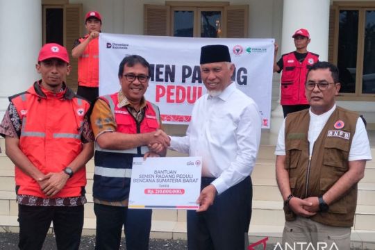 Semen Padang dan IKA UNAND serahkan bantuan bagi korban bencana Sumbar