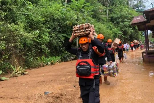 Brimob salurkan bantuan logistik ke korban bencana di Tapanuli Utara 