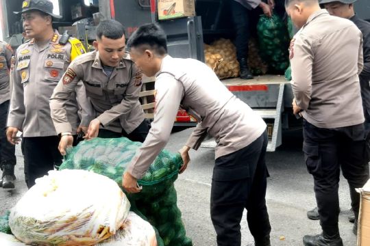 Polda Sumut salurkan bahan makanan warga terdampak bencana di Sibolga