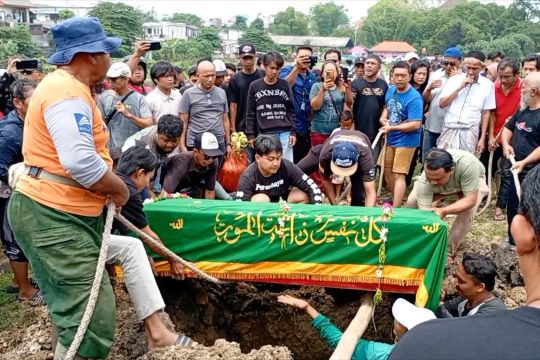 Jenazah Reno korban kerusuhan Kwitang dikebumikan di Surabaya