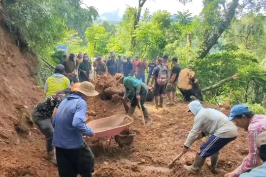 Longsor tutup jalur wisata, warga bekerja bakti bersihkan jalan