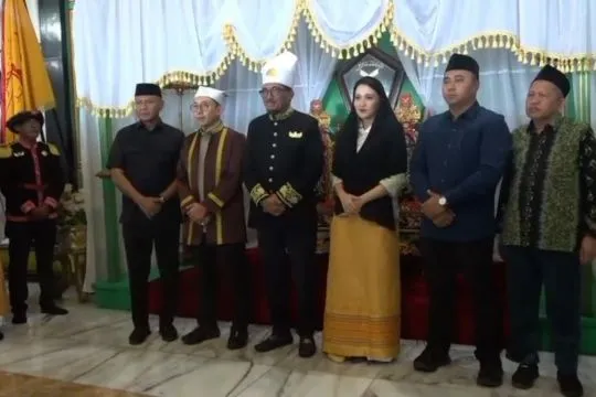 Menbud dapat gelar adat Ngofa Nyili Gulu-Gulu dari Kesultanan Tidore