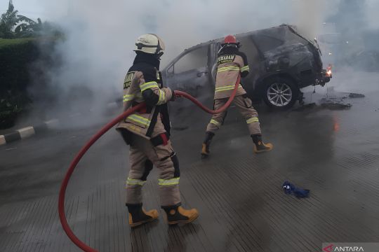 Toyota Innova Zenix hibrid hangus terbakar di Tangerang Senin sore