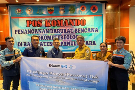 WIKA Salurkan Bantuan Darurat dan Kerahkan Alat Berat untuk Pemulihan Bencana Banjir dan Longsor di Sumatera