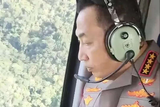Kapolri dan Ketua Umum Bhayangkari tinjau udara dampak banjir Sumut