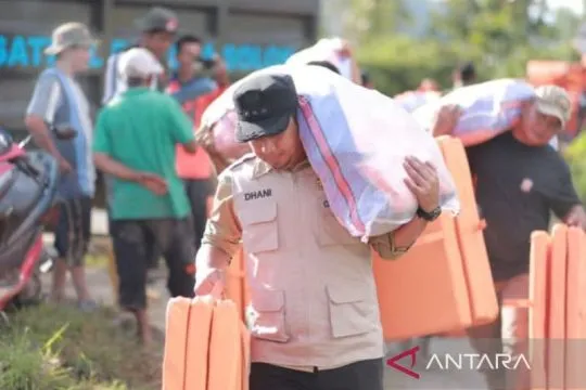 Wako Solok salurkan bantuan BNPB untuk warga terdampak banjir 