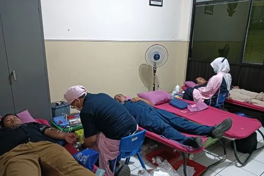 Donor darah di ANTARA Biro Jateng diikuti puluhan pendonor