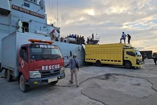 KRI Sutedi distribusi 30 ton beras bantuan Kemnaker