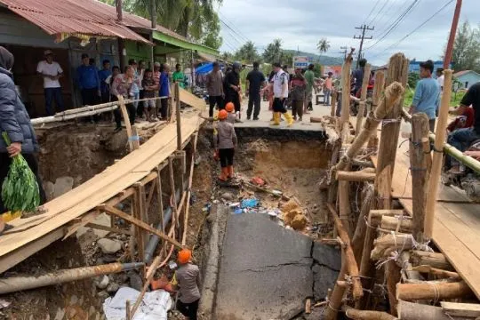 Polda Sumut bangun jembatan darurat pulihkan akses di Tapanuli Tengah