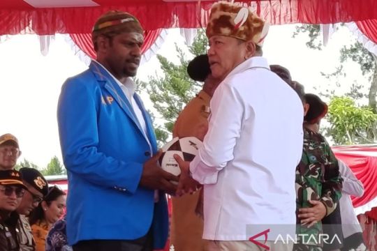 Menko Polkam serahkan sarana olahraga ke KNPI Papua Pegunungan