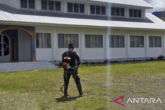 Prajurit Satgas Yonif 511 bersihkan Gereja Baptis Pirime jelang Natal