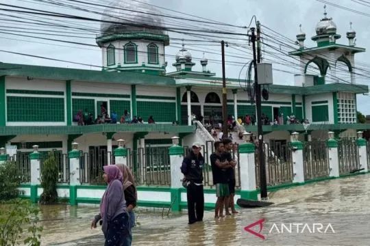 BPBD Aceh Timur dirikan tenda bagi pengungsi korban banjir di 234 titik