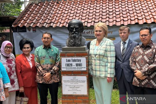 Patung Leo Tolstoy di FIB UI simbol baru sahabat Indonesia-Rusia