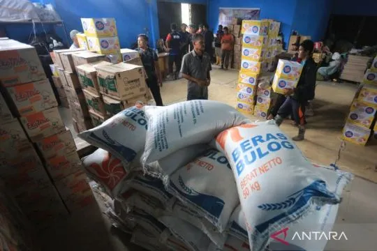 Kemarin, pemerintah kerahkan bantuan hingga buka akses ke Sumatera