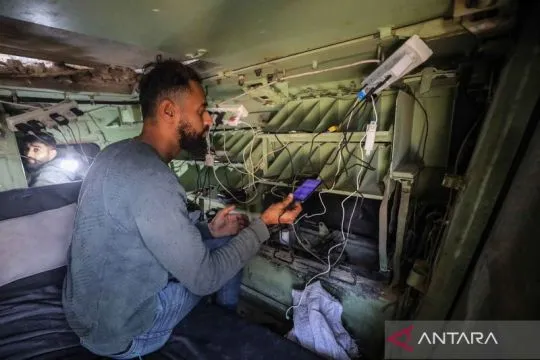 Warga Palestina manfaatkan kendaraan militer Israel terbengkalai untuk pengecasan ponsel