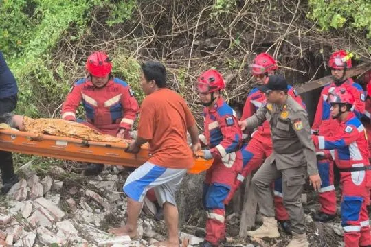 DKI kemarin, lansia terjebak reruntuhan hingga rekrutmen pegawai TJ