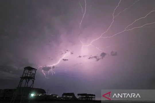 BMKG peringatkan waspada hujan petir di sebagian besar RI pada Kamis
