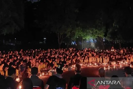 Ratusan mahasiswa Palangka Raya aksi 1.000 lilin peduli Sumatera