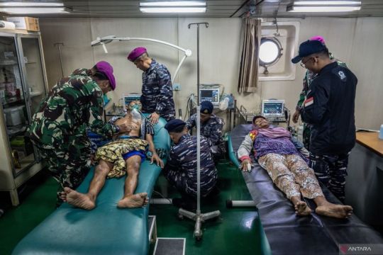 KRI Soeharso buka layanan kesehatan bagi korban bencana alam Aceh