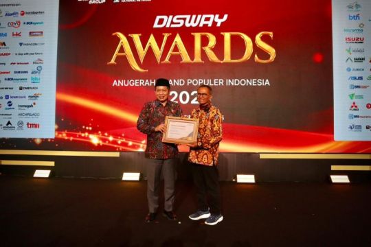 Program KDKMP Jadi Program Pemerintah Terpopuler, Menteri Ferry Raih Disway Awards 2025