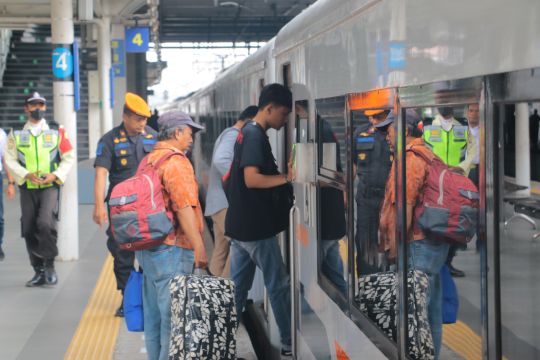 Ada kegiatan lari di Monas, lima KA berhenti di Jatinegara