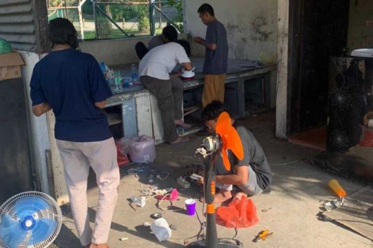 Mahasiswa berikan layanan reparasi elektronik untuk korban bencana