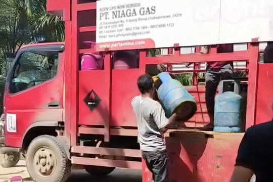 Pertamina Patra Niaga distribusikan LPG manual, lintasi jembatan putus