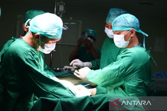 Tim medis TNI AL operasi korban bencana di atas KRI RJW-992