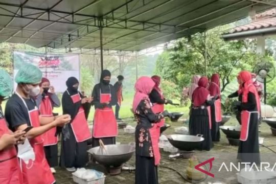 IPB produksi satu ton rendang untuk korban bencana Sumatera
