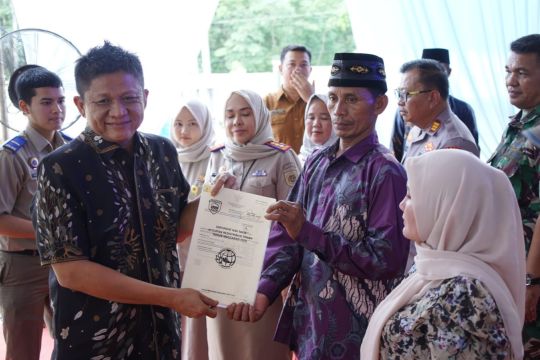 Kantor Pertanahan OKU Timur bagikan 300 persil sertifikat TORA