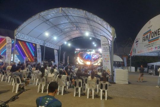 Penonton saksikan pembukaan SEA Games dari luar Stadion Rajamangala
