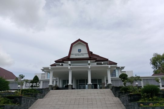 DPRD Lombok Tengah dukung Pemda tutup proyek Investor di Serangan