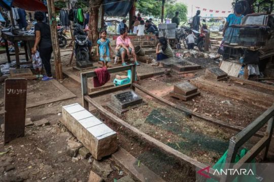 Pemkot Jaktim beri surat peringatan pertama bagi warga TPU Rawa Bunga