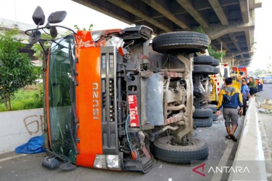 Sudinhub Jaktim evakuasi truk sampah terguling di Kalimalang