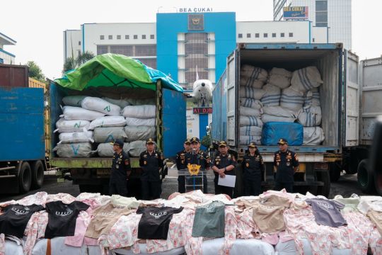 Bea Cukai sita 3 kontainer dan 2 truk garmen ilegal