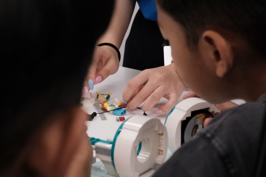 Program edukasi bermain bantu anak atasi kecemasan saat MRI