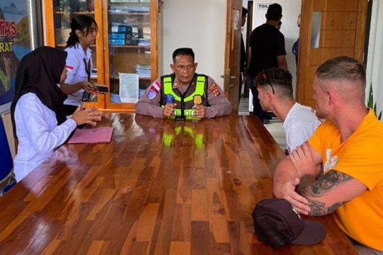Ugal-ugalan langgar lalu lintas, 2 WNA "ditegur" Imigrasi Labuan Bajo