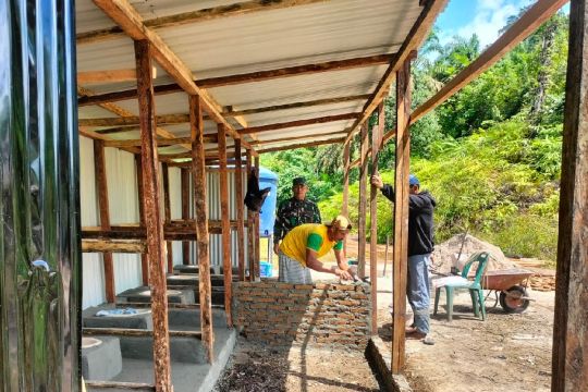 Satgas Kodam I/BB bangun MCK di desa Tapsel jaga kesehatan pengungsi 