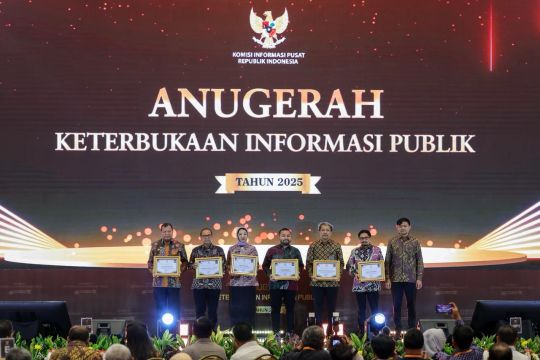 Kemenkop, KemenUMKM raih predikat Informatif dalam Anugerah KIP 2025