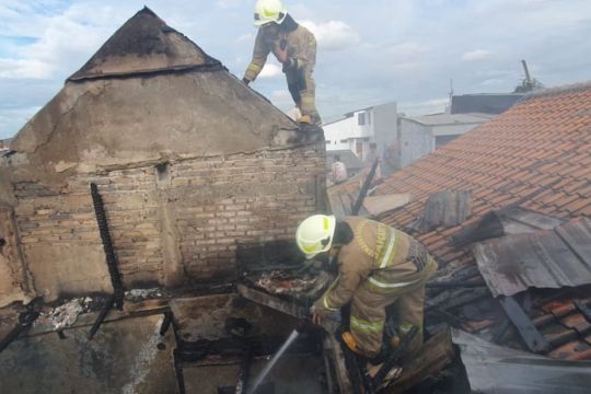 Puluhan personel dikerahkan untuk padamkan kebakaran rumah di Jakut