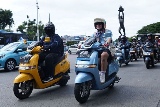 iQube Padel Day padukan promosi mobilitas rendah emisi dan olahraga