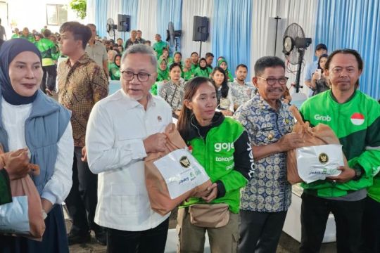 Menko bagikan 1.000 paket sembako murah bagi pengemudi ojol