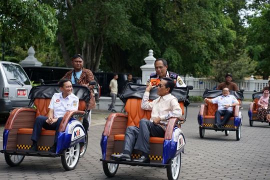 KAI salurkan bantuan becak listrik ke DIY dukung transportasi hijau