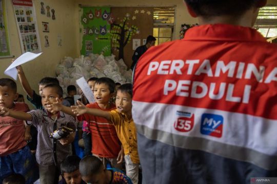 Pertamina salurkan paket sembako-alat tulis bagi korban banjir
