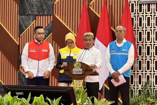 Menteri Bahlil pastikan stok BBM-listrik aman jelang Natal-tahun baru