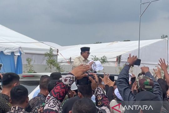 Presiden Prabowo bagikan baju usai akad massal di Kota Serang