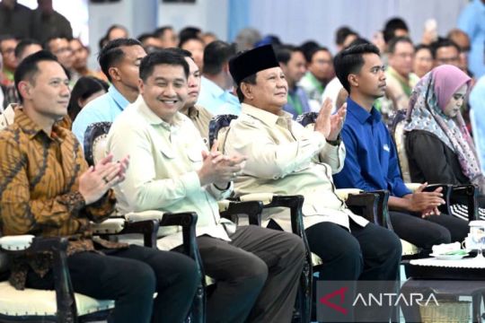 Duduk samping Presiden, ART dan tukang seblak terima rumah subsidi
