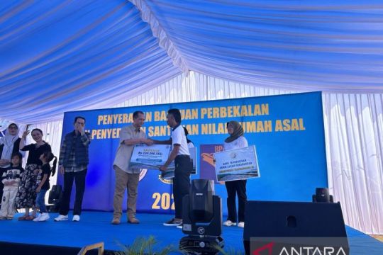 Mentrans serahkan bantuan santunan nilai rumah asal warga Rempang