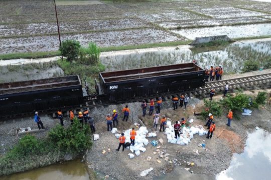 Bersama Pemerintah, KAI 5&times;24 Jam Nonstop Pulihkan Jalur Terdampak Bencana di Sumatra