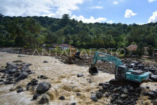 Perbaikan alur sungai di Padang